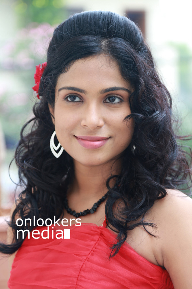 https://onlookersmedia.in/wp-content/uploads/2015/09/Vrushali-Gosavi-Photos-Stills-Srimathi-Bangaram-Actress-13.jpg