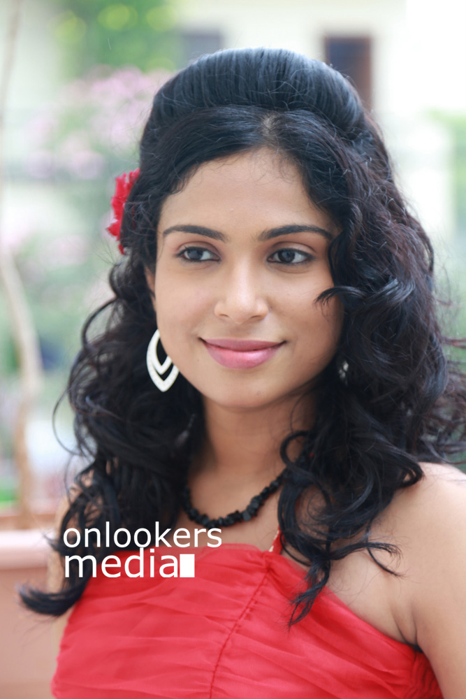 https://onlookersmedia.in/wp-content/uploads/2015/09/Vrushali-Gosavi-Photos-Stills-Srimathi-Bangaram-Actress-14.jpg