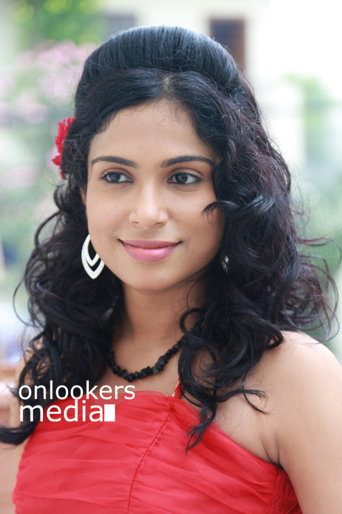 https://onlookersmedia.in/wp-content/uploads/2015/09/Vrushali-Gosavi-Photos-Stills-Srimathi-Bangaram-Actress-15.jpg