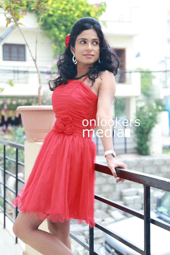 https://onlookersmedia.in/wp-content/uploads/2015/09/Vrushali-Gosavi-Photos-Stills-Srimathi-Bangaram-Actress-24.jpg