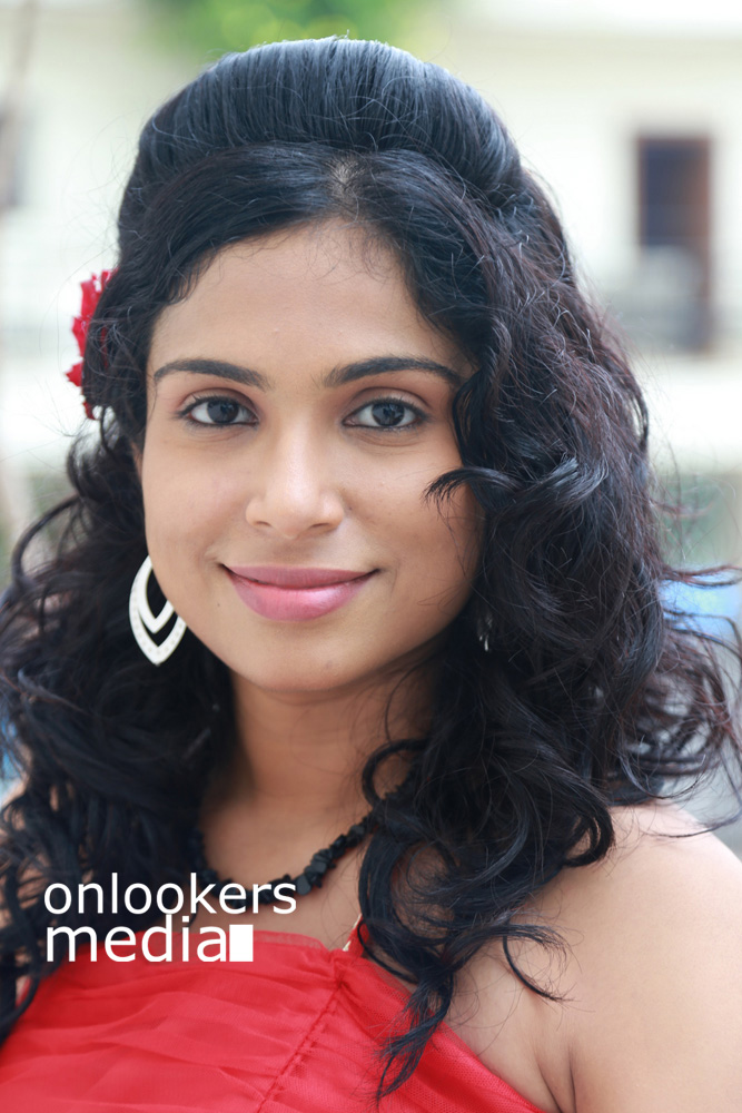 https://onlookersmedia.in/wp-content/uploads/2015/09/Vrushali-Gosavi-Photos-Stills-Srimathi-Bangaram-Actress-3.jpg