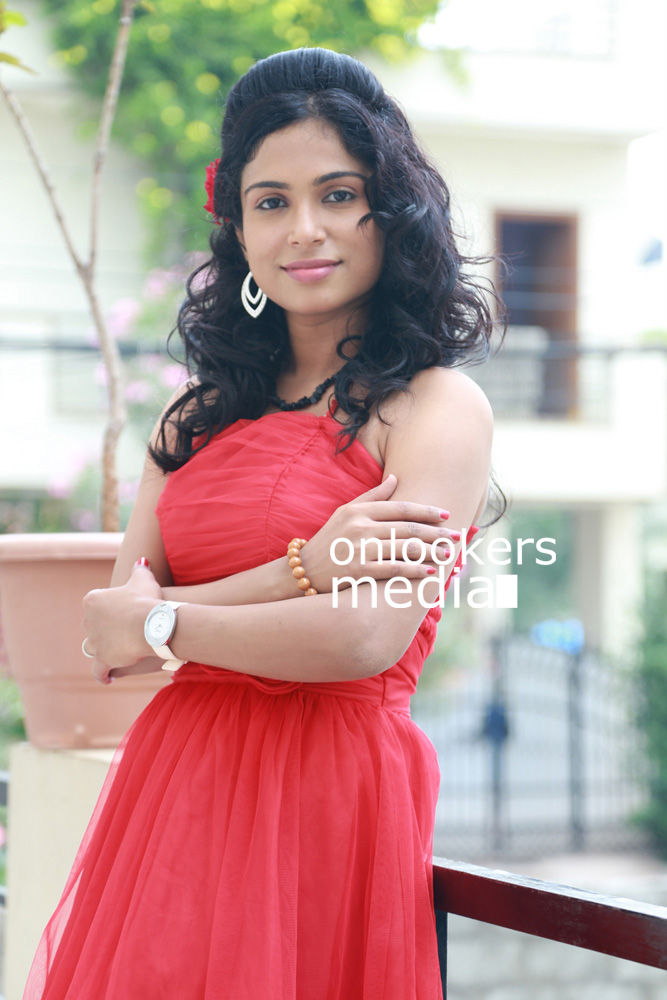 https://onlookersmedia.in/wp-content/uploads/2015/09/Vrushali-Gosavi-Photos-Stills-Srimathi-Bangaram-Actress-36.jpg