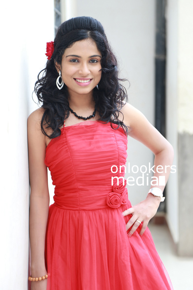 https://onlookersmedia.in/wp-content/uploads/2015/09/Vrushali-Gosavi-Photos-Stills-Srimathi-Bangaram-Actress-37.jpg