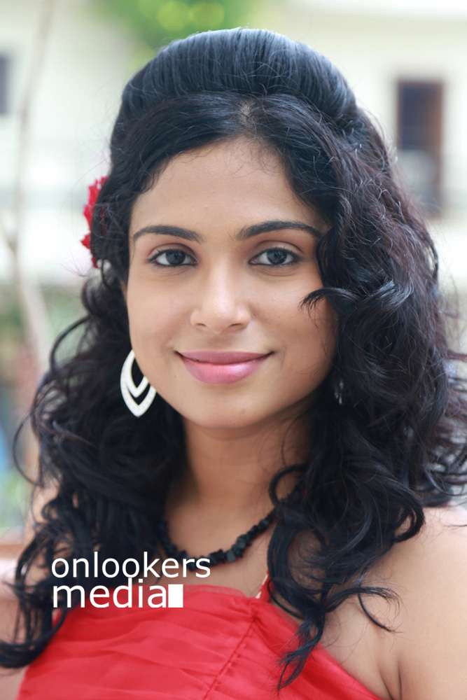 https://onlookersmedia.in/wp-content/uploads/2015/09/Vrushali-Gosavi-Photos-Stills-Srimathi-Bangaram-Actress-4.jpg