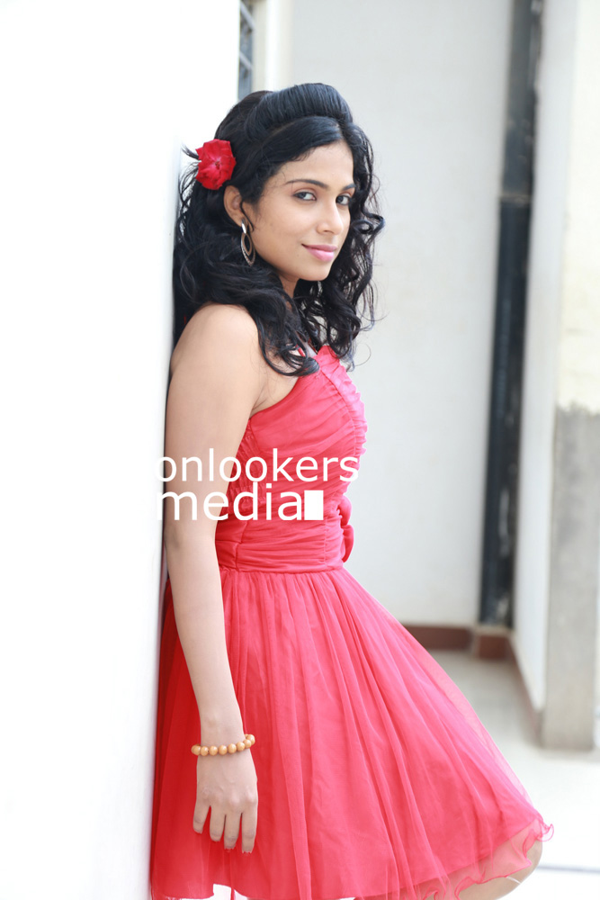 https://onlookersmedia.in/wp-content/uploads/2015/09/Vrushali-Gosavi-Photos-Stills-Srimathi-Bangaram-Actress-40.jpg
