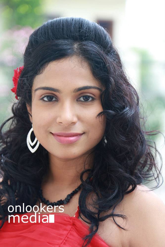 https://onlookersmedia.in/wp-content/uploads/2015/09/Vrushali-Gosavi-Photos-Stills-Srimathi-Bangaram-Actress-7.jpg