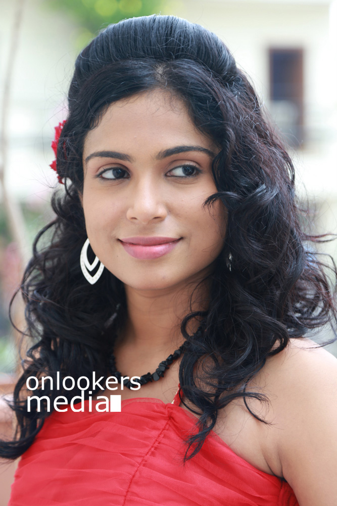 https://onlookersmedia.in/wp-content/uploads/2015/09/Vrushali-Gosavi-Photos-Stills-Srimathi-Bangaram-Actress-8.jpg