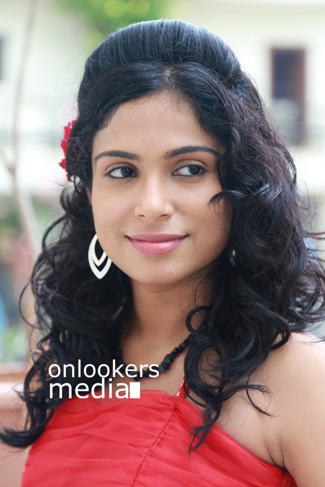 https://onlookersmedia.in/wp-content/uploads/2015/09/Vrushali-Gosavi-Photos-Stills-Srimathi-Bangaram-Actress-9.jpg