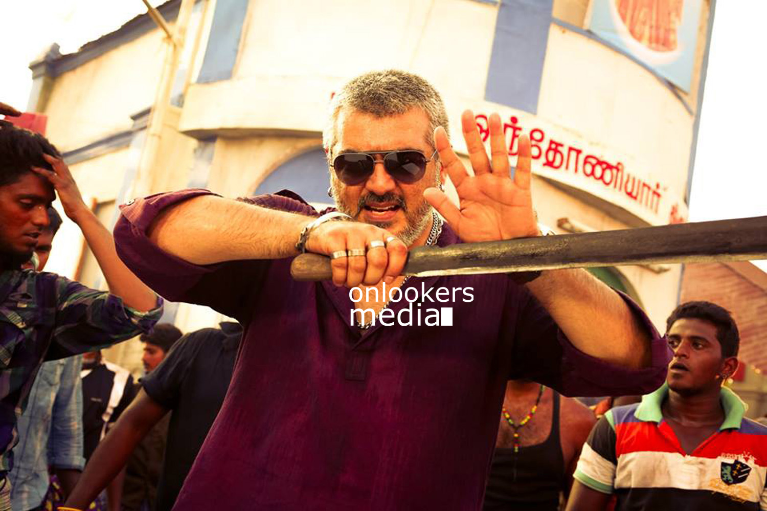 https://onlookersmedia.in/wp-content/uploads/2015/10/Ajith-in-Vedalam-Stills-Photos-5.jpg