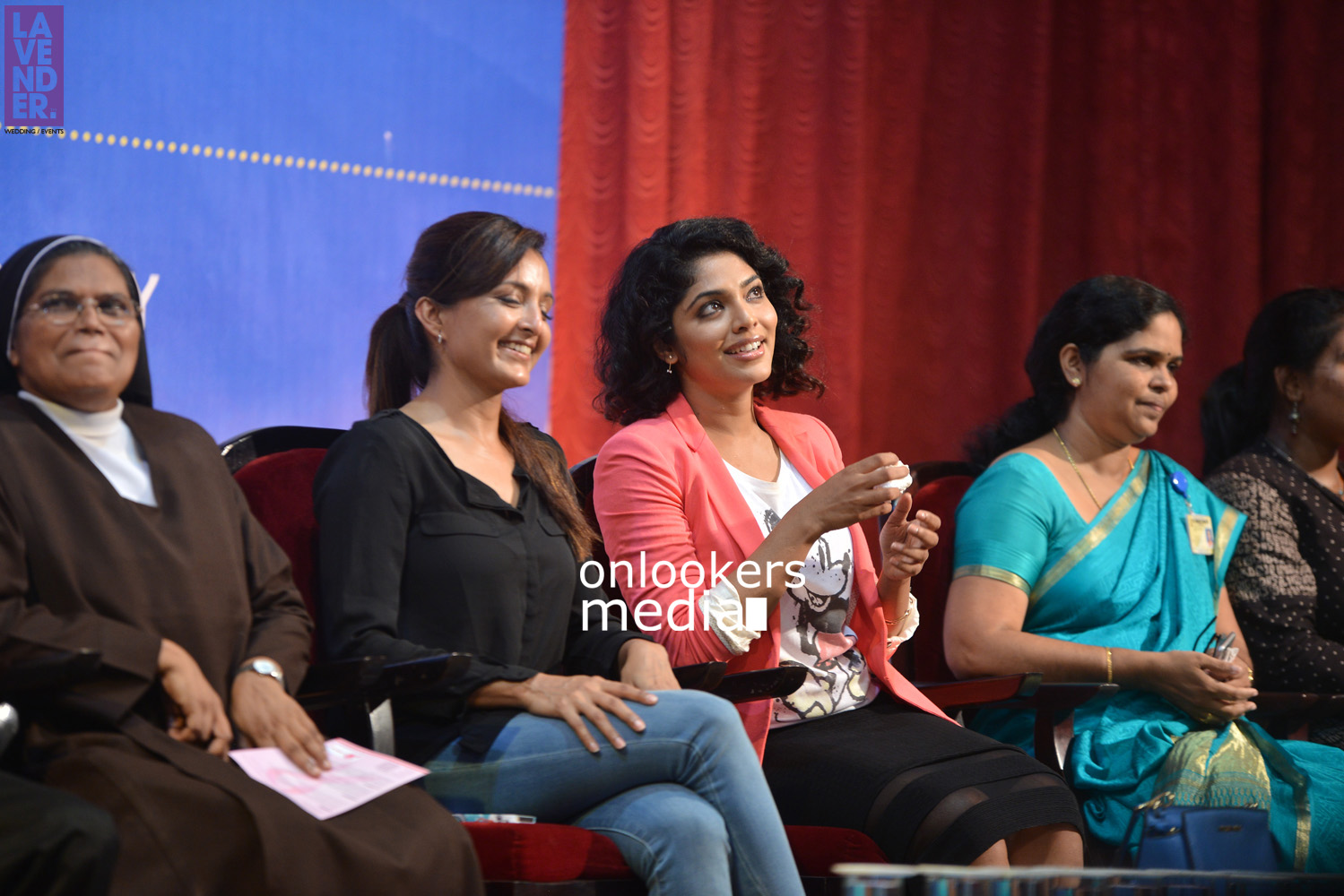 https://onlookersmedia.in/wp-content/uploads/2015/10/Manju-Warrier-and-Rima-Kallingal-at-St-Teresas-College-Ernakulam-Hair-Donation-Campaign-13.jpg