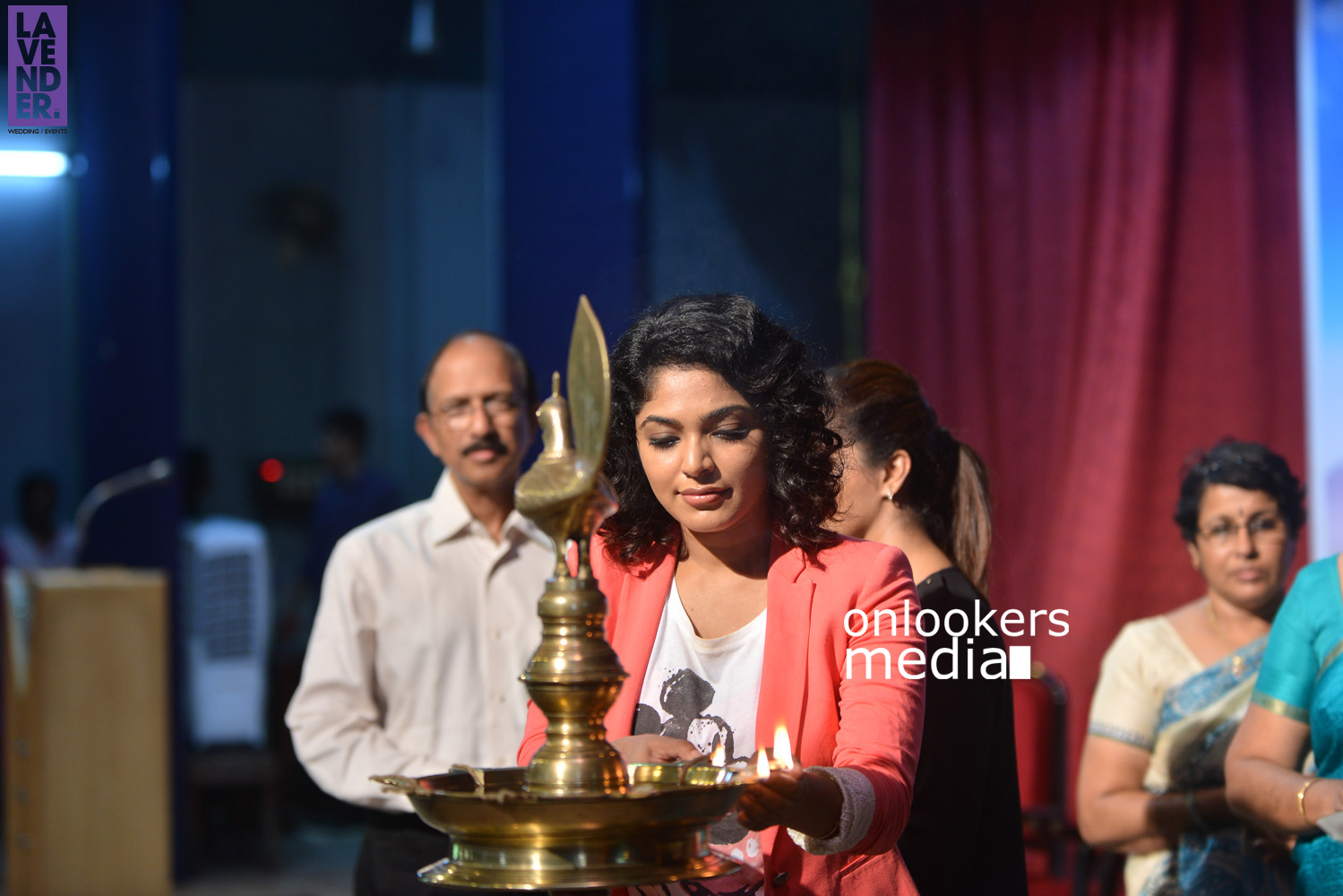https://onlookersmedia.in/wp-content/uploads/2015/10/Manju-Warrier-and-Rima-Kallingal-at-St-Teresas-College-Ernakulam-Hair-Donation-Campaign-18.jpg