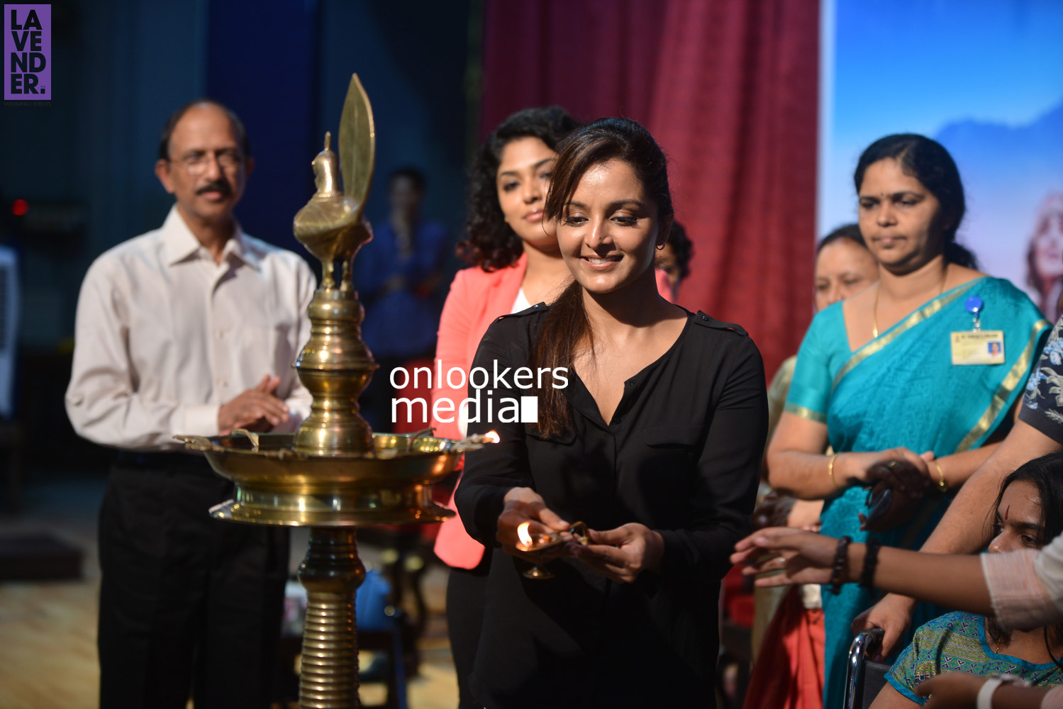 https://onlookersmedia.in/wp-content/uploads/2015/10/Manju-Warrier-and-Rima-Kallingal-at-St-Teresas-College-Ernakulam-Hair-Donation-Campaign-19.jpg
