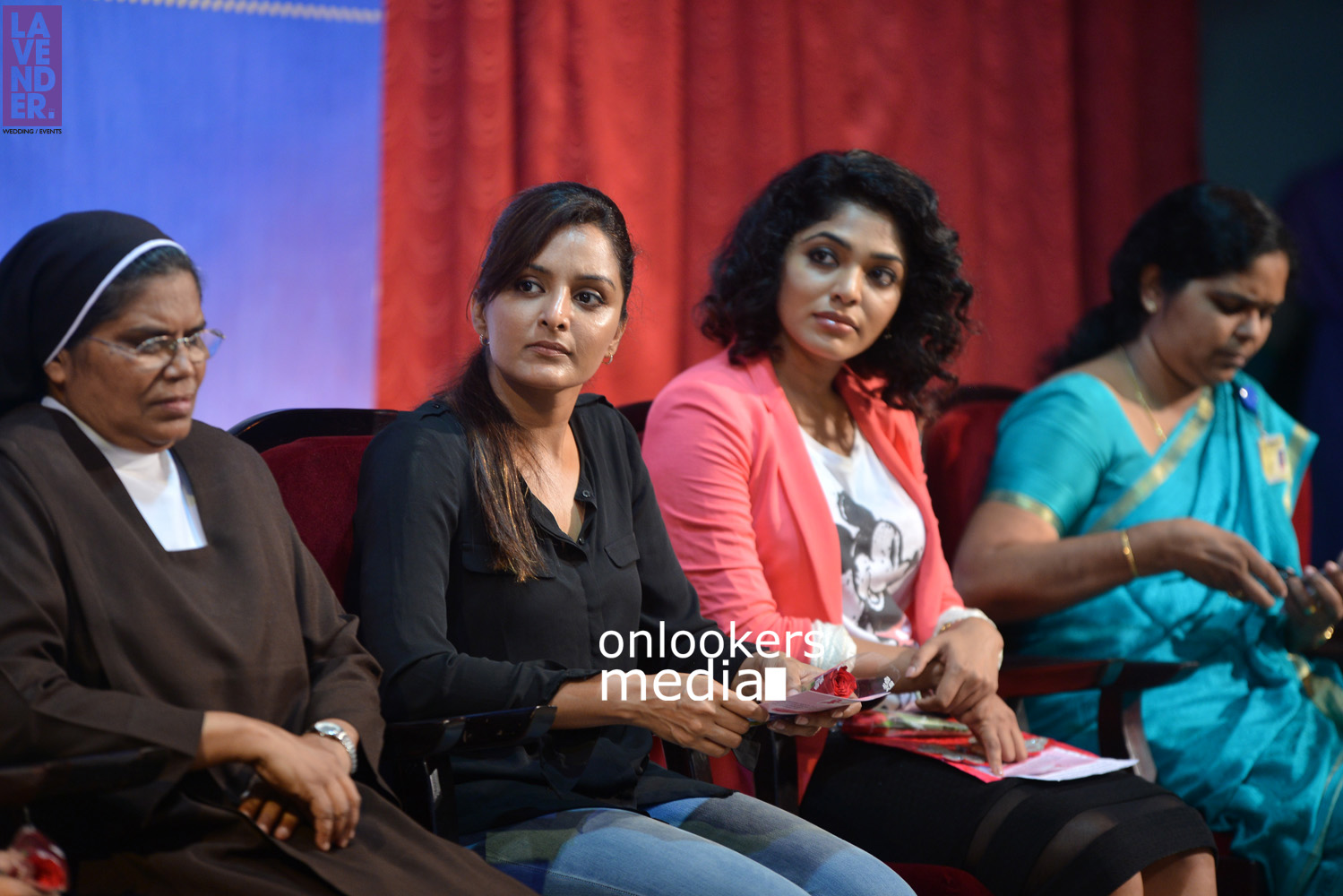 https://onlookersmedia.in/wp-content/uploads/2015/10/Manju-Warrier-and-Rima-Kallingal-at-St-Teresas-College-Ernakulam-Hair-Donation-Campaign-28.jpg