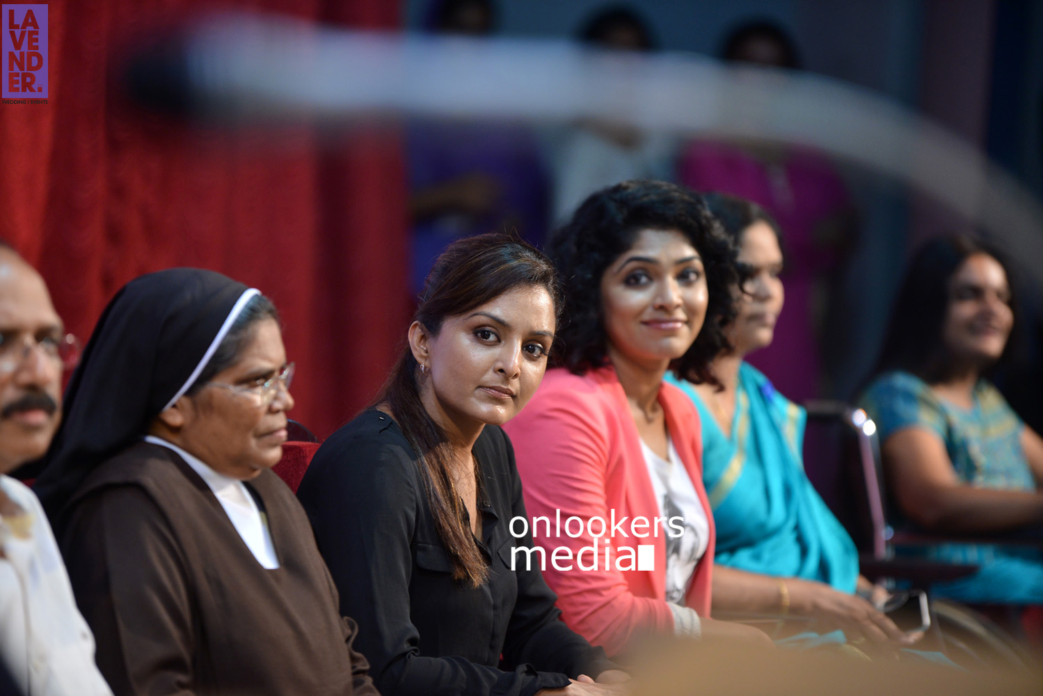 https://onlookersmedia.in/wp-content/uploads/2015/10/Manju-Warrier-and-Rima-Kallingal-at-St-Teresas-College-Ernakulam-Hair-Donation-Campaign-44.jpg