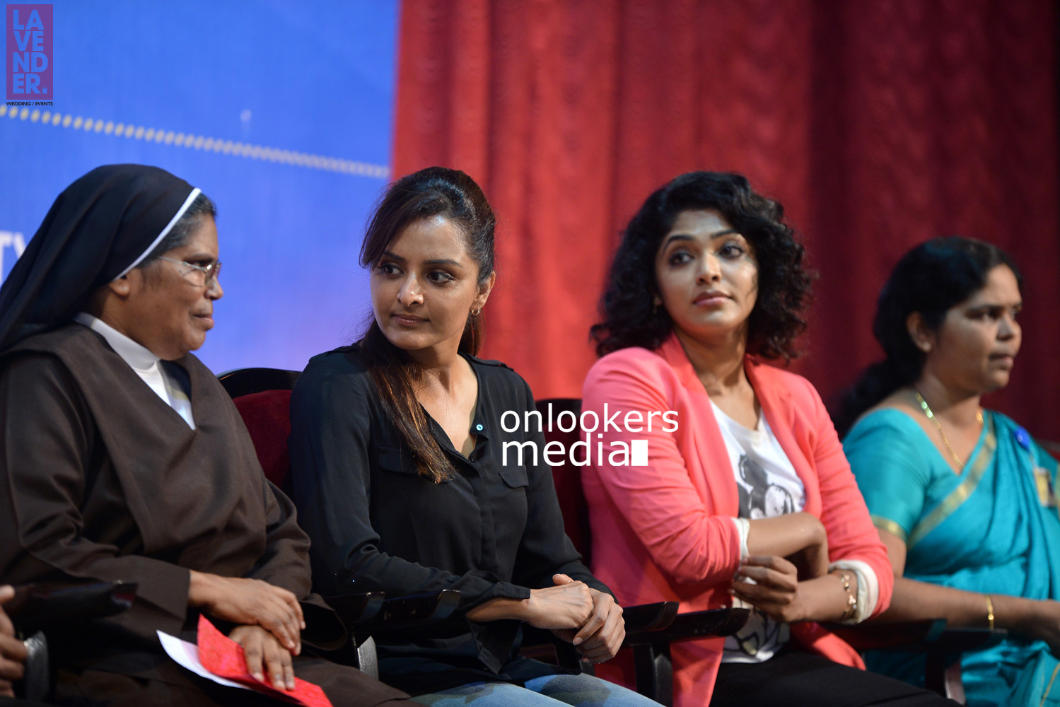 https://onlookersmedia.in/wp-content/uploads/2015/10/Manju-Warrier-and-Rima-Kallingal-at-St-Teresas-College-Ernakulam-Hair-Donation-Campaign-49.jpg