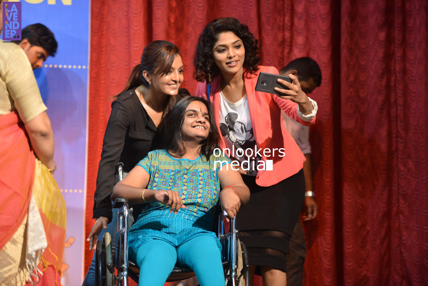 https://onlookersmedia.in/wp-content/uploads/2015/10/Manju-Warrier-and-Rima-Kallingal-at-St-Teresas-College-Ernakulam-Hair-Donation-Campaign-5.jpg