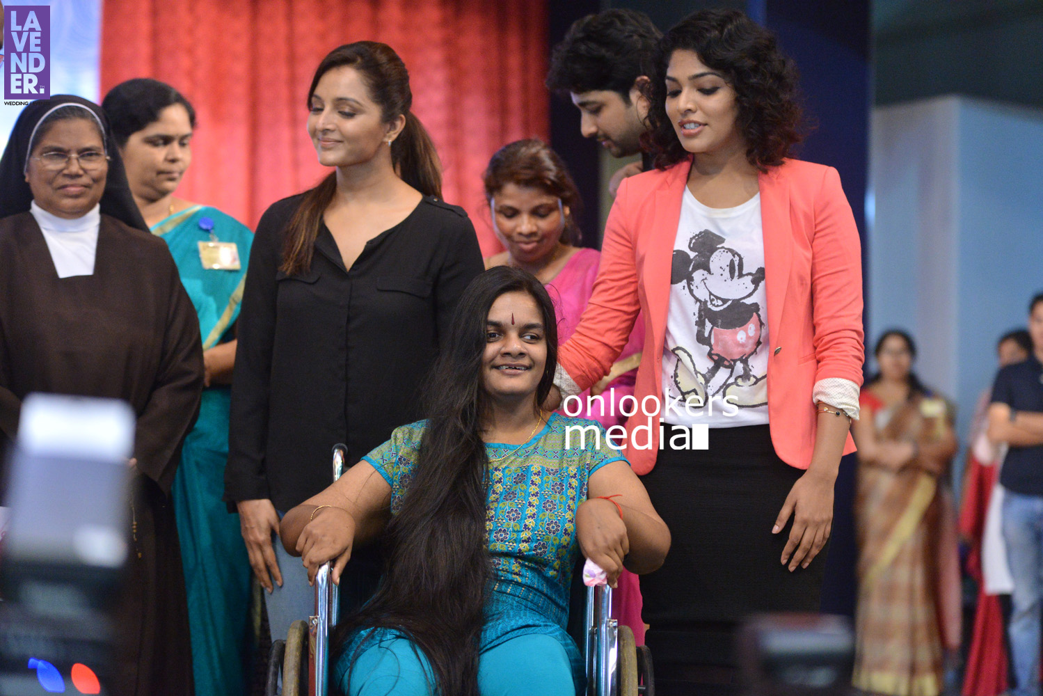 https://onlookersmedia.in/wp-content/uploads/2015/10/Manju-Warrier-and-Rima-Kallingal-at-St-Teresas-College-Ernakulam-Hair-Donation-Campaign-59.jpg