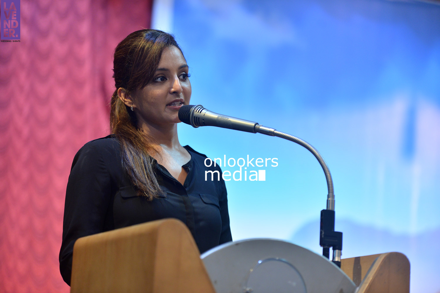https://onlookersmedia.in/wp-content/uploads/2015/10/Manju-Warrier-at-St-Teresas-College-Ernakulam-Hair-Donation-Campaign-14.jpg