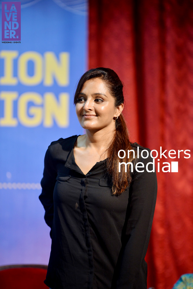 https://onlookersmedia.in/wp-content/uploads/2015/10/Manju-Warrier-at-St-Teresas-College-Ernakulam-Hair-Donation-Campaign-4.jpg
