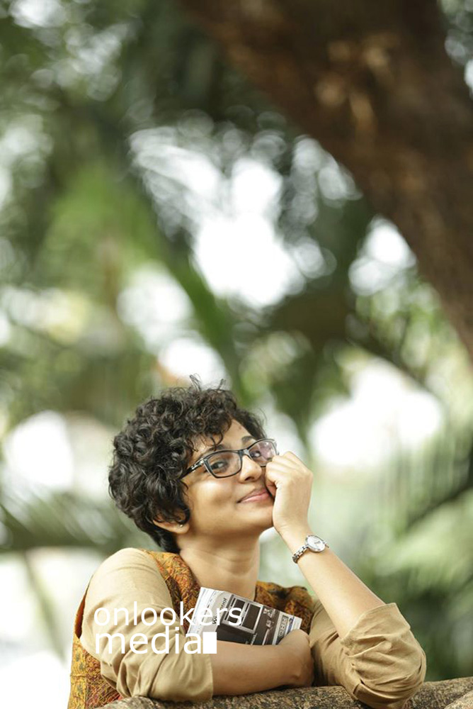 http://onlookersmedia.in/wp-content/uploads/2015/10/Parvathy-in-Bangalore-Days-RJ-Sarah-13.jpg