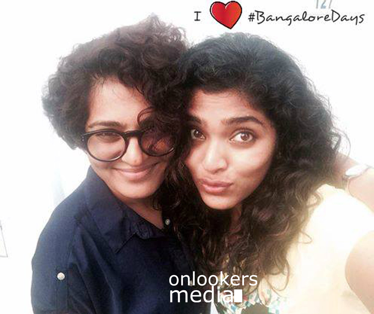 http://onlookersmedia.in/wp-content/uploads/2015/10/Parvathy-in-Bangalore-Days-RJ-Sarah-20.jpg