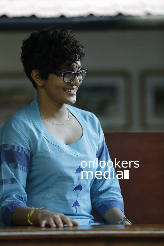 http://onlookersmedia.in/wp-content/uploads/2015/10/Parvathy-in-Bangalore-Days-RJ-Sarah-30.jpg