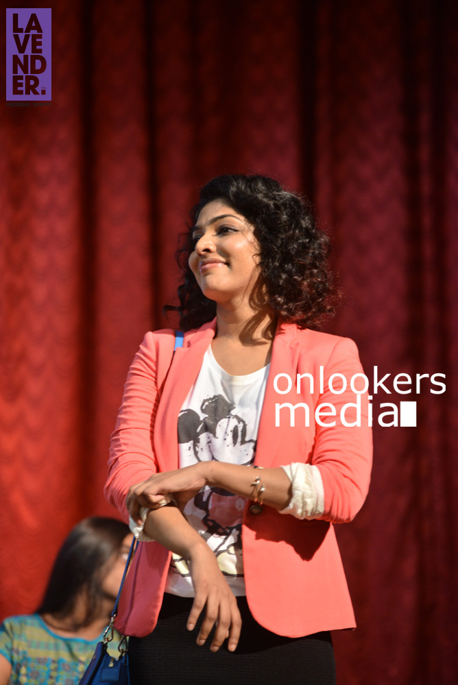 https://onlookersmedia.in/wp-content/uploads/2015/10/Rima-Kallingal-at-St-Teresas-College-Ernakulam-Hair-Donation-Campaign-3.jpg