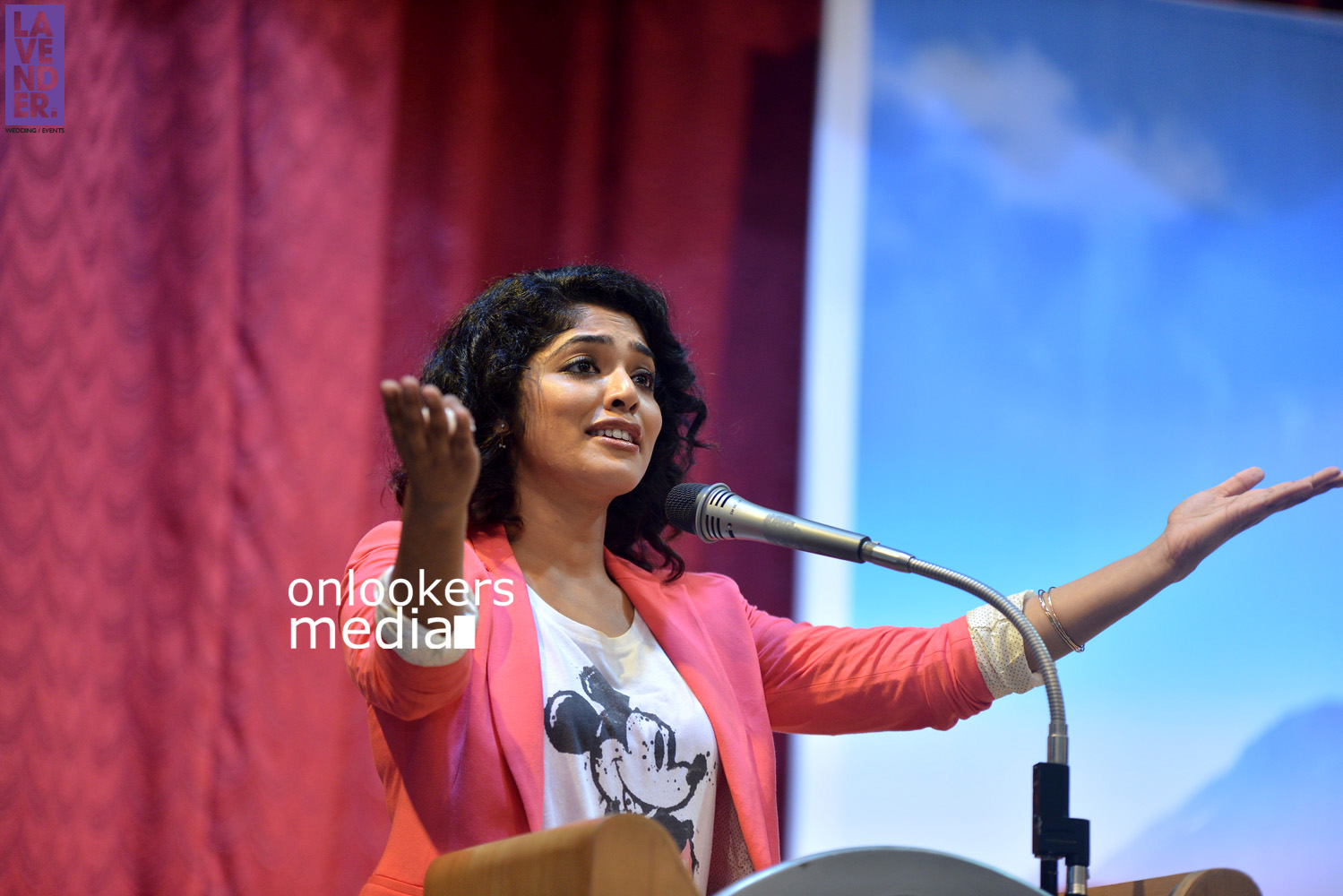 https://onlookersmedia.in/wp-content/uploads/2015/10/Rima-Kallingal-at-St-Teresas-College-Ernakulam-Hair-Donation-Campaign-4.jpg