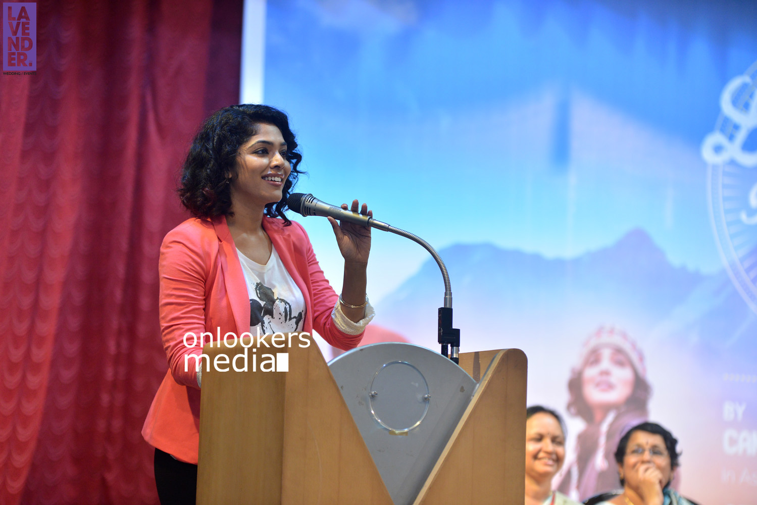 https://onlookersmedia.in/wp-content/uploads/2015/10/Rima-Kallingal-at-St-Teresas-College-Ernakulam-Hair-Donation-Campaign-5.jpg