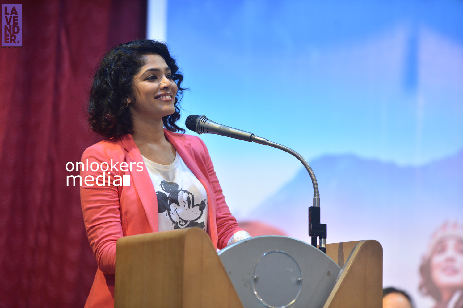 https://onlookersmedia.in/wp-content/uploads/2015/10/Rima-Kallingal-at-St-Teresas-College-Ernakulam-Hair-Donation-Campaign-6.jpg