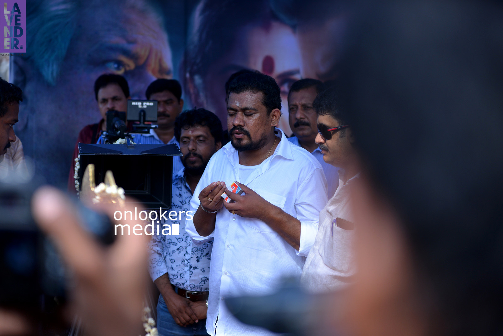 https://onlookersmedia.in/wp-content/uploads/2015/11/Aadupuliyattam-Pooja-Stills-Jayaram-1.jpg