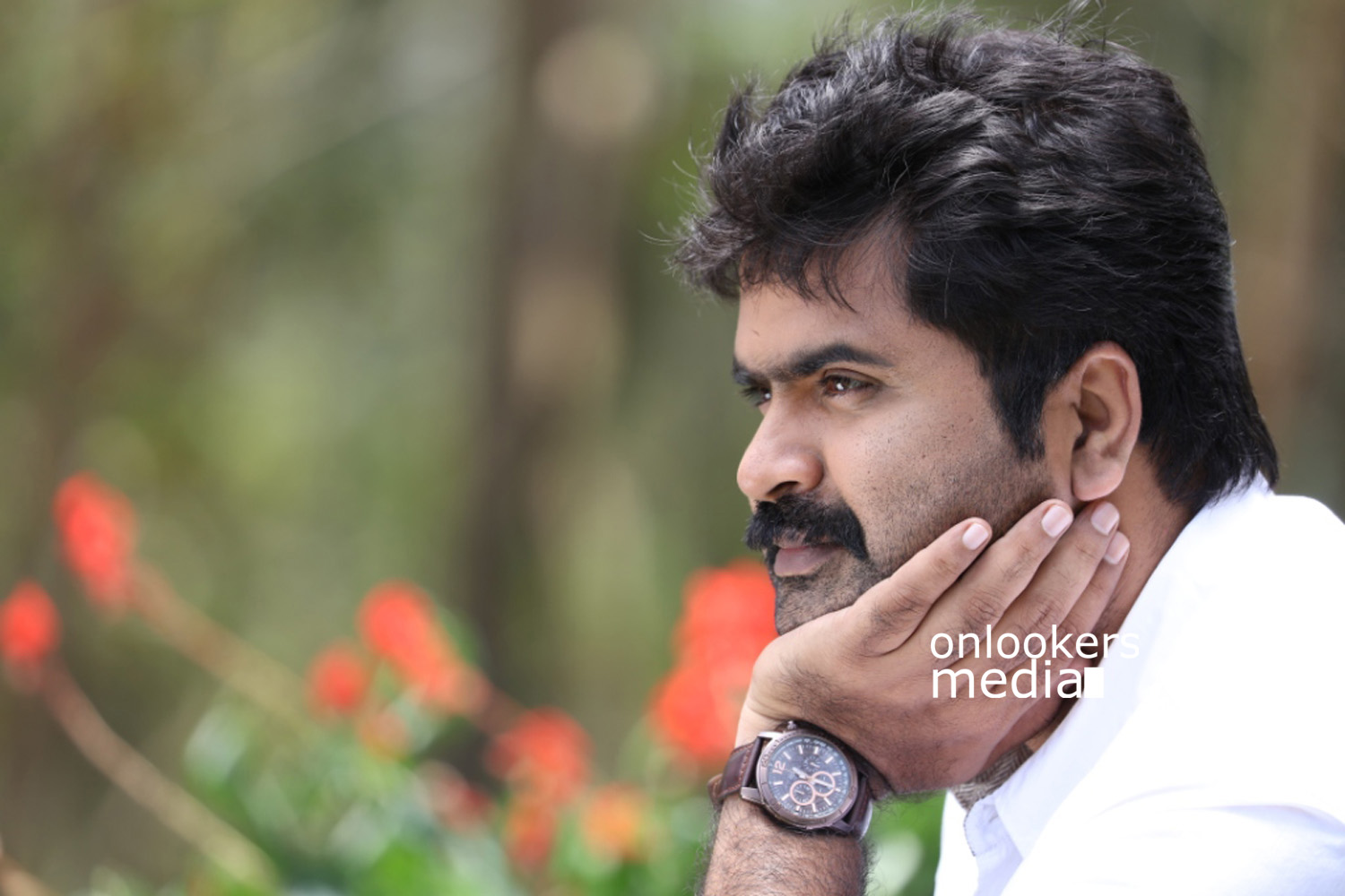 https://onlookersmedia.in/wp-content/uploads/2015/11/Malgudi-Days-Malayalam-Movie-Stills-Anoop-Menon-2.jpg