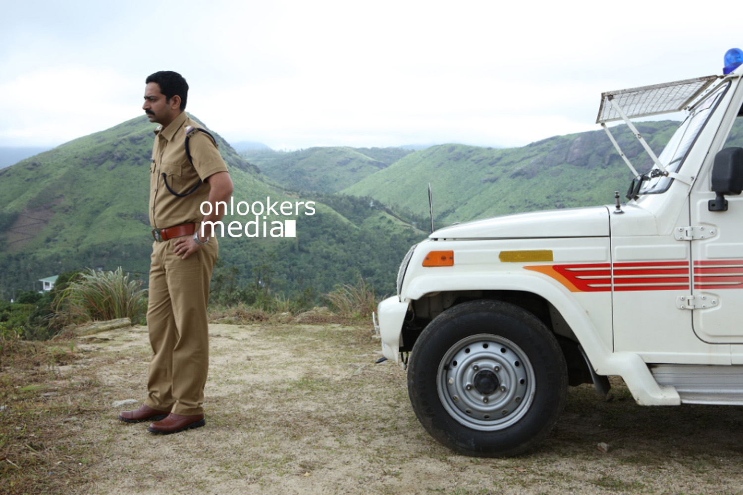 https://onlookersmedia.in/wp-content/uploads/2015/11/Malgudi-Days-Malayalam-Movie-Stills-Photos-Anoop-Menon-Bhama-2.jpg