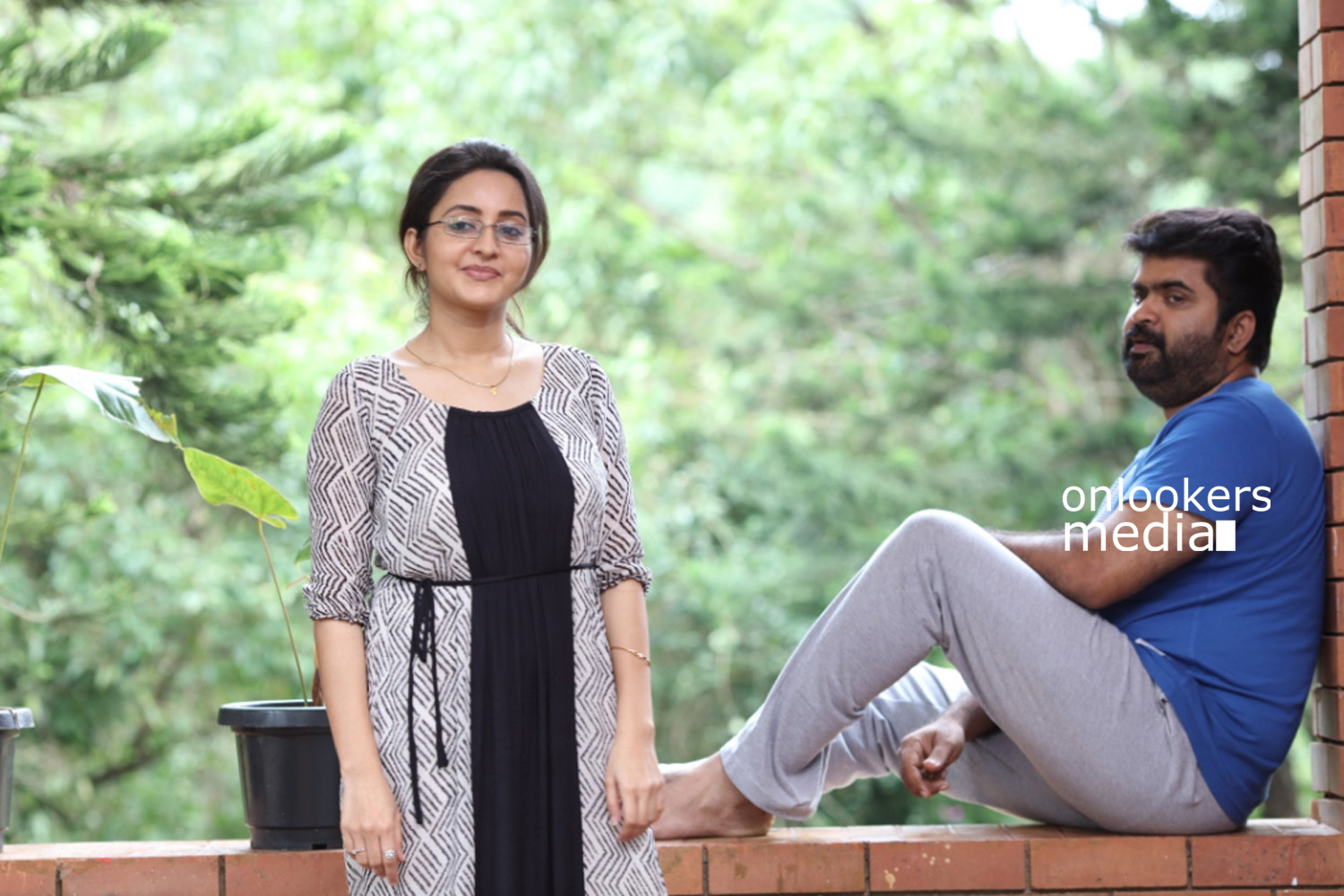 https://onlookersmedia.in/wp-content/uploads/2015/11/Malgudi-Days-Malayalam-Movie-Stills-Photos-Anoop-Menon-Bhama-7.jpg