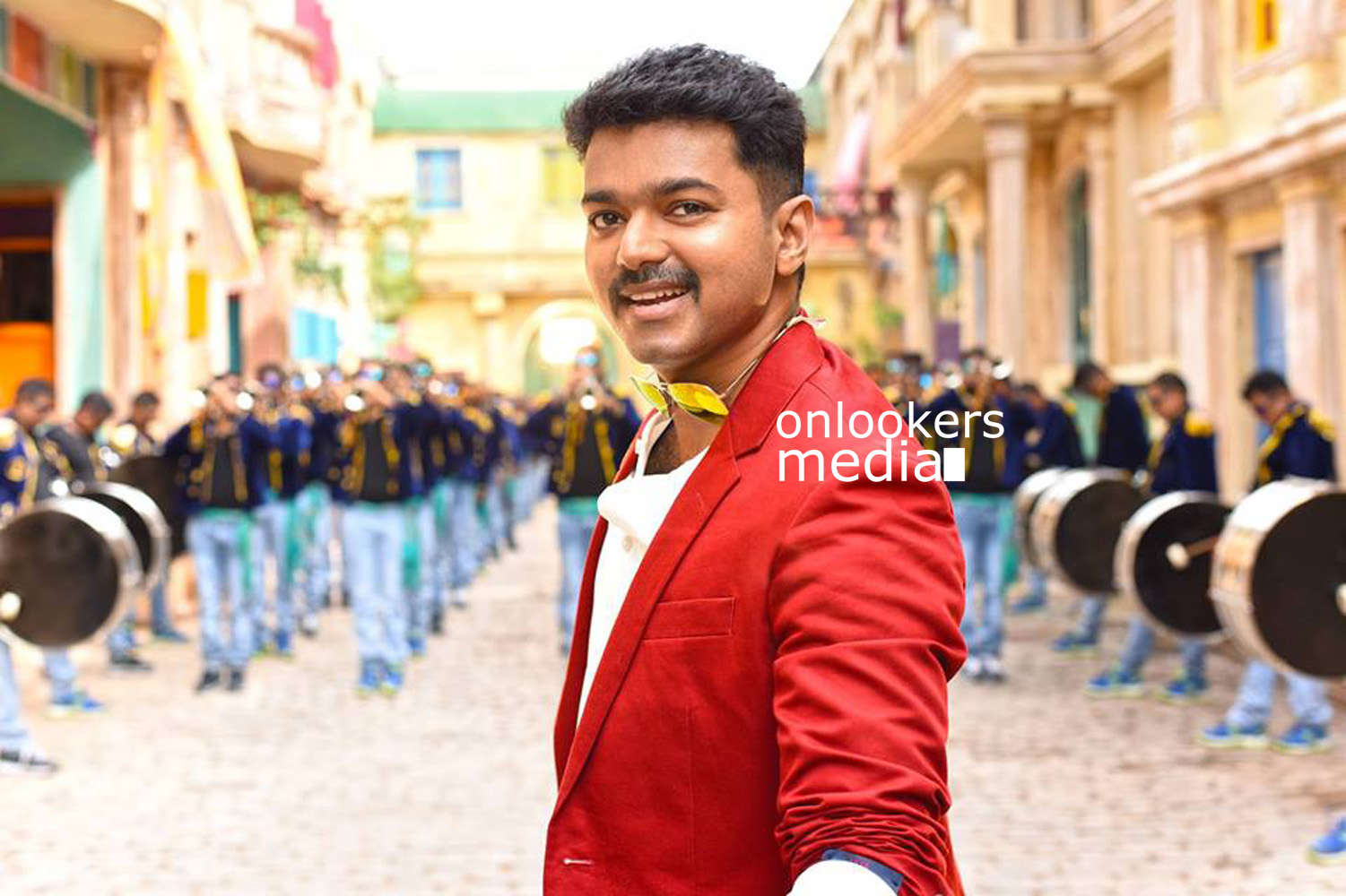 https://onlookersmedia.in/wp-content/uploads/2015/11/Vijay-in-Theri-Stills-Photos-7.jpg