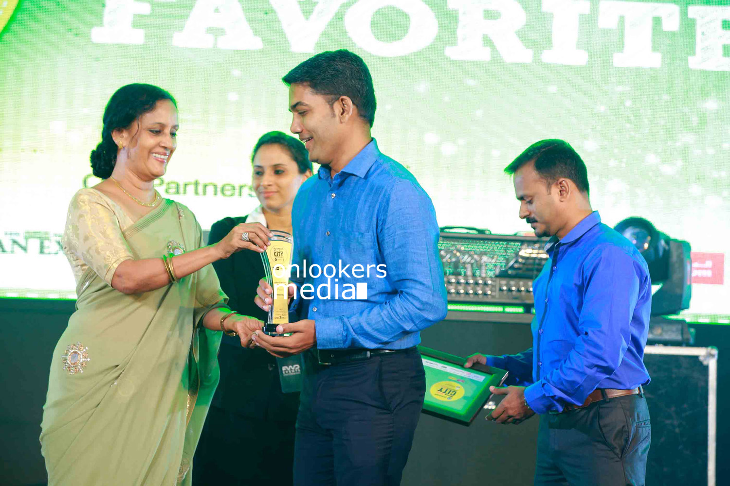 https://onlookersmedia.in/wp-content/uploads/2015/11/Wtzup-City-Awards-2015-Stills-Photos-20.jpg