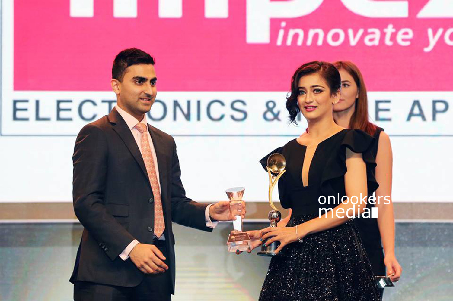 https://onlookersmedia.in/wp-content/uploads/2015/12/Akshara-Haasan-Asiavision-Awards-2015-Stills-Photos-2.jpg