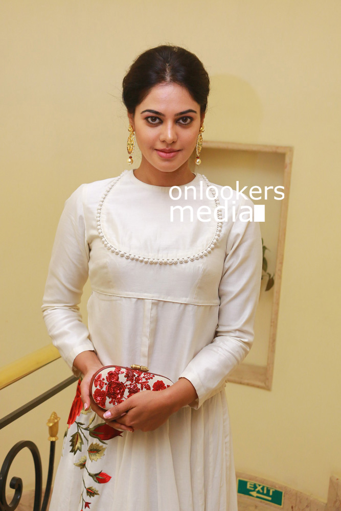 https://onlookersmedia.in/wp-content/uploads/2015/12/Bindu-Madhavi-at-Pasanga-2-Press-Meet-Stills-Photos-4.jpg