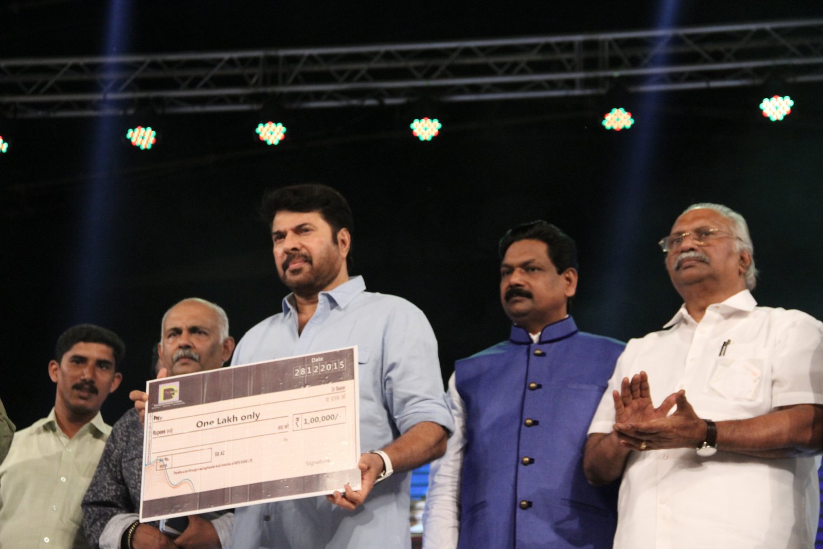 https://onlookersmedia.in/wp-content/uploads/2015/12/Mammoootty-at-Ramu-Kariat-Awards-2015-10.jpg