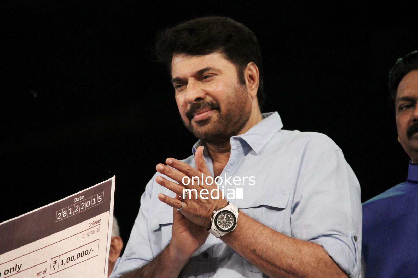 https://onlookersmedia.in/wp-content/uploads/2015/12/Mammoootty-at-Ramu-Kariat-Awards-2015-13.jpg
