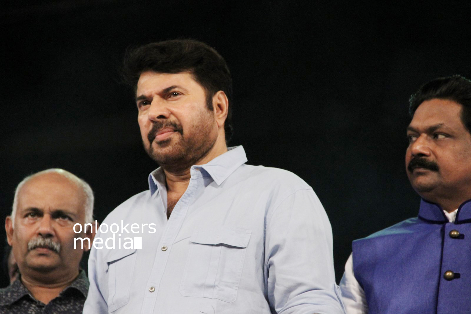 https://onlookersmedia.in/wp-content/uploads/2015/12/Mammoootty-at-Ramu-Kariat-Awards-2015-9.jpg