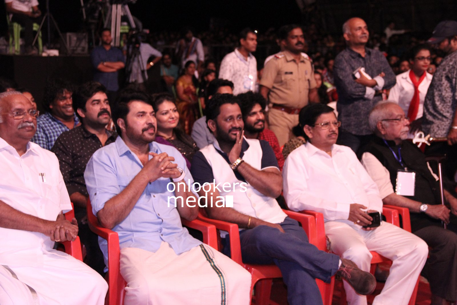 https://onlookersmedia.in/wp-content/uploads/2015/12/Ramu-Kariat-Awards-2015-Stills-Photos-26.jpg