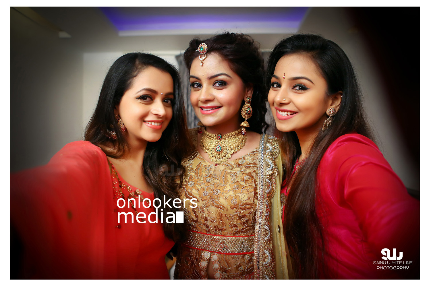 https://onlookersmedia.in/wp-content/uploads/2015/12/Shilpa-Bala-Wedding-Engagement-Stills-Photos-11.jpg