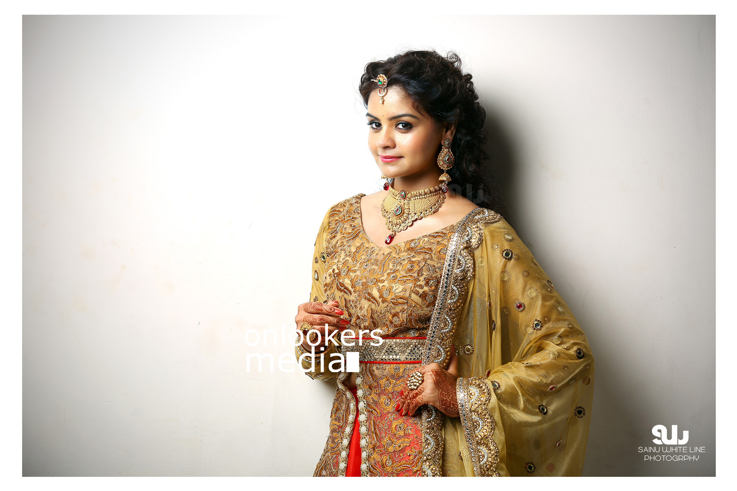 https://onlookersmedia.in/wp-content/uploads/2015/12/Shilpa-Bala-Wedding-Engagement-Stills-Photos-13.jpg