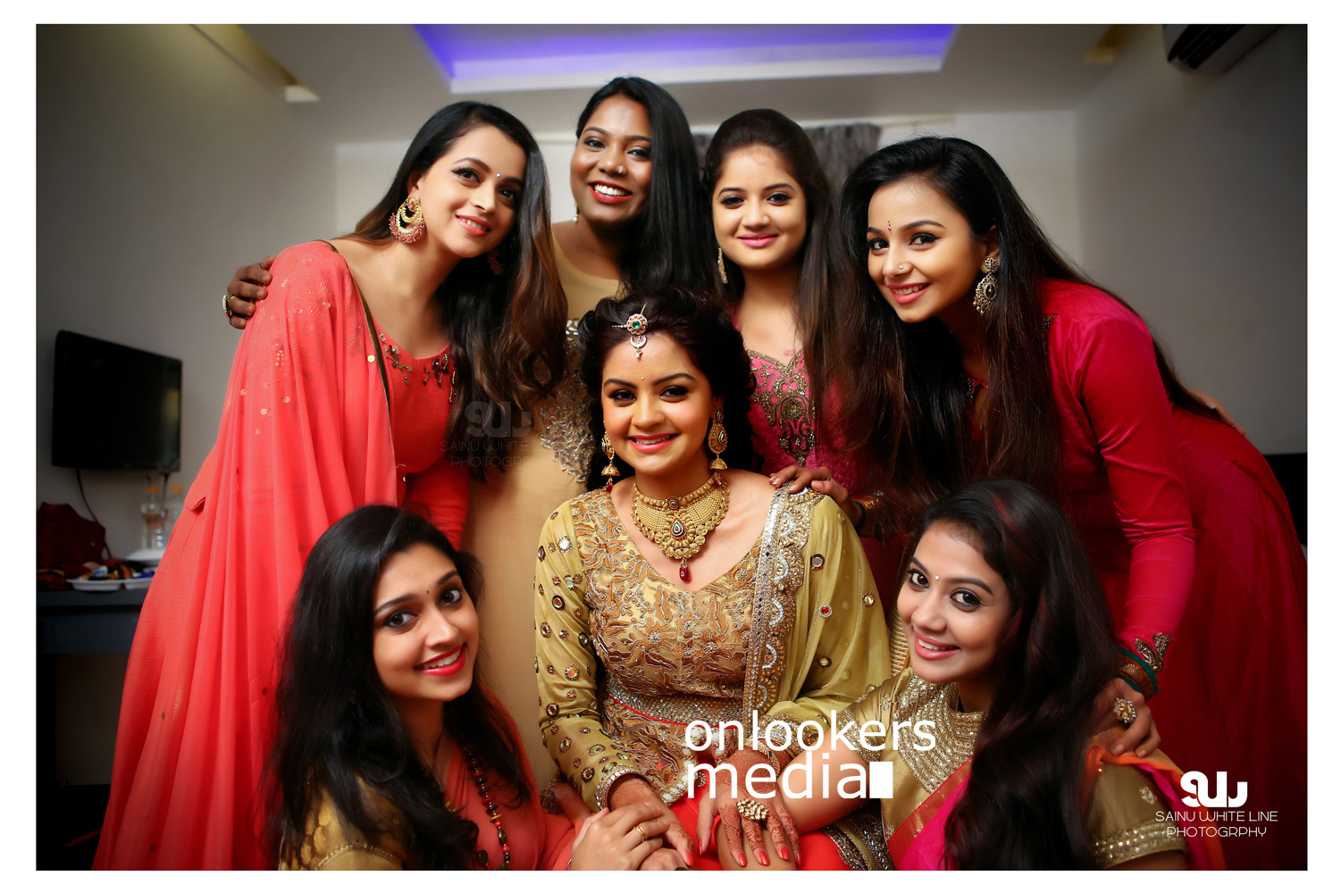 https://onlookersmedia.in/wp-content/uploads/2015/12/Shilpa-Bala-Wedding-Engagement-Stills-Photos-16.jpg