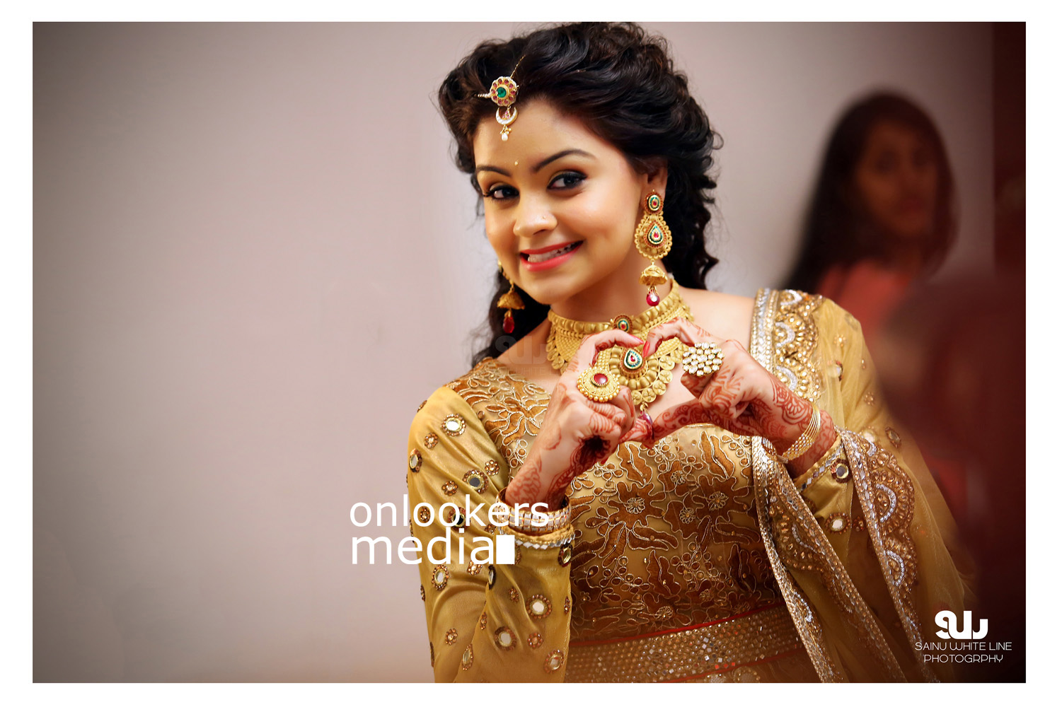 https://onlookersmedia.in/wp-content/uploads/2015/12/Shilpa-Bala-Wedding-Engagement-Stills-Photos-2.jpg