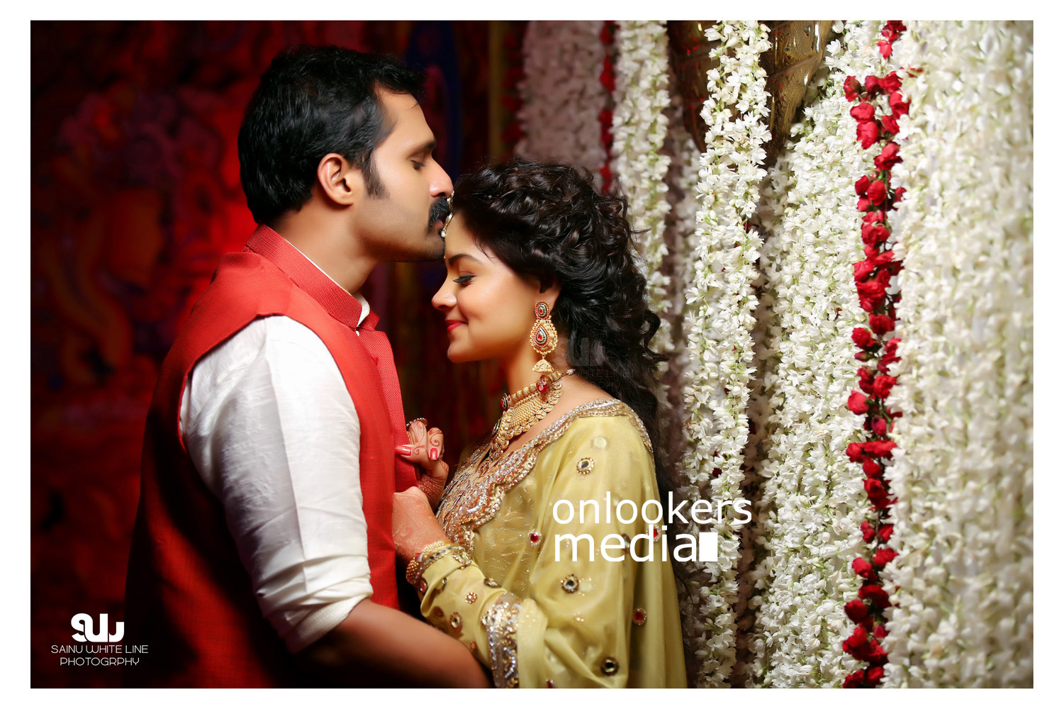 https://onlookersmedia.in/wp-content/uploads/2015/12/Shilpa-Bala-Wedding-Engagement-Stills-Photos-29.jpg