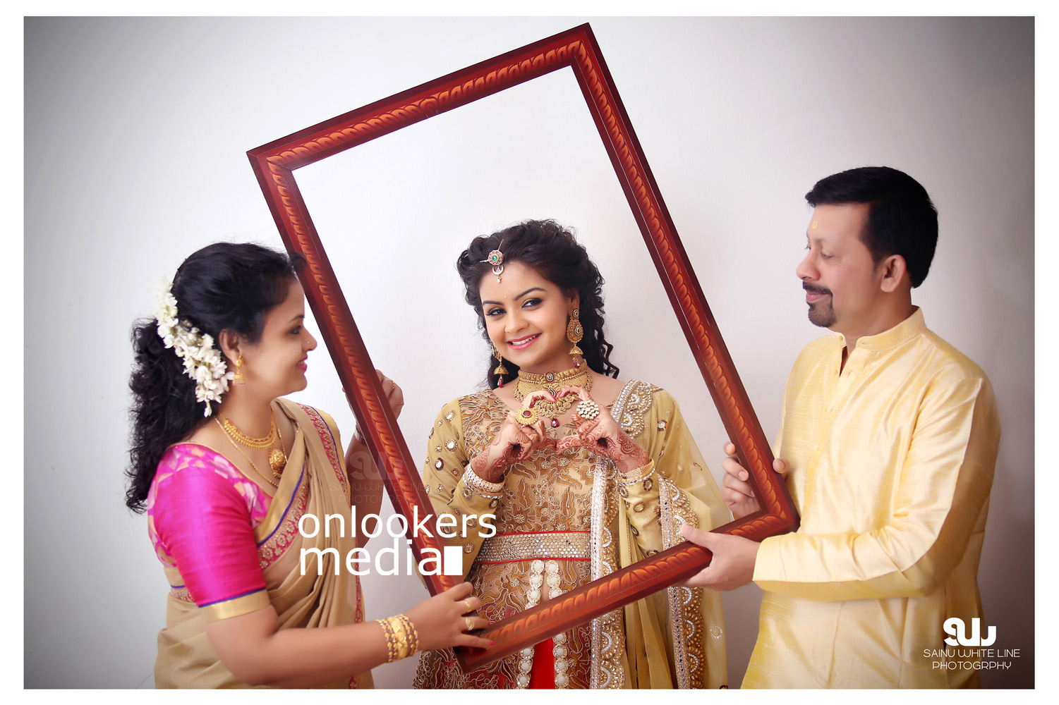 https://onlookersmedia.in/wp-content/uploads/2015/12/Shilpa-Bala-Wedding-Engagement-Stills-Photos-3.jpg
