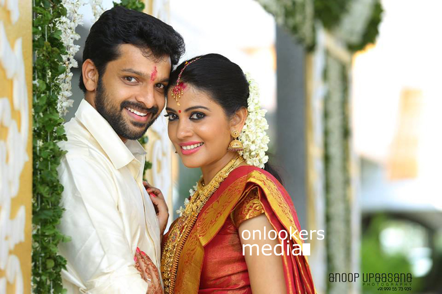 https://onlookersmedia.in/wp-content/uploads/2015/12/Shivada-Nair-Wedding-Stills-Photos-1.jpg