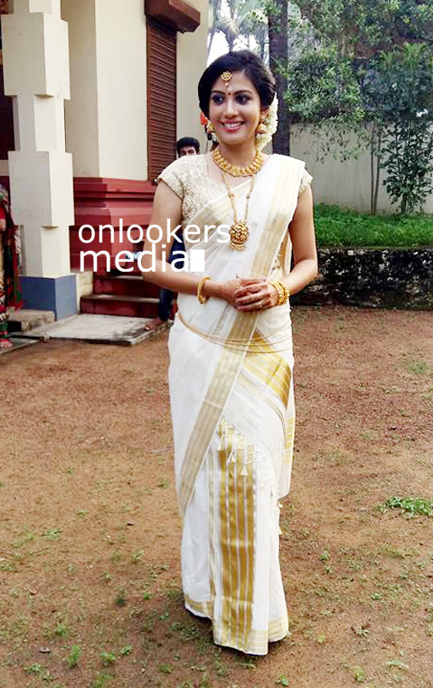 https://onlookersmedia.in/wp-content/uploads/2015/12/Shivada-Nair-Wedding-Stills-Photos-11.jpg